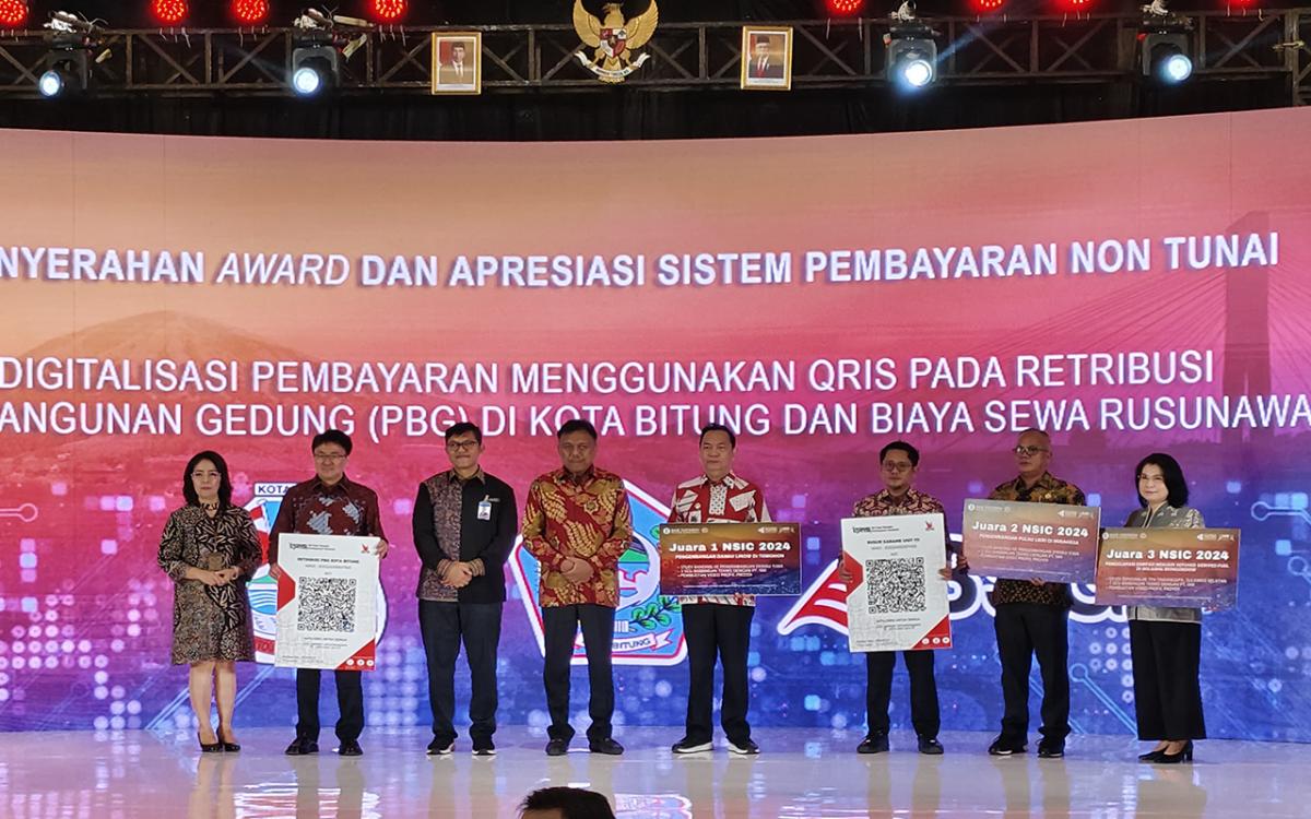 BSG Serahkan QRIS Retribusi Rusunawa dan PBG pada North Sulawesi Investment Forum 2024